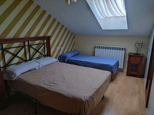 2 camas en una habitación pequeña con ático en Casa mireia en Soria