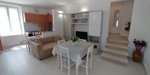 ein Wohnzimmer mit einem Tisch und einem Sofa in der Unterkunft Torre Camarda in Bernalda
