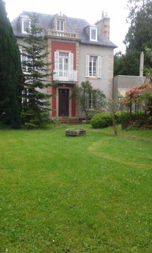 una casa grande con un patio con césped verde en Helocar, en Morlaix