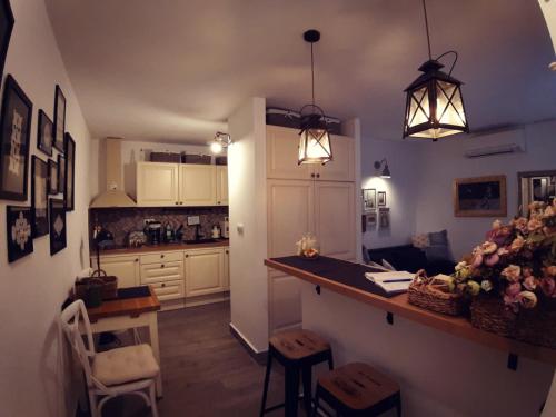 eine Küche mit einer Theke und einigen Lampen in der Unterkunft Liza's downtown apartment in Hvar