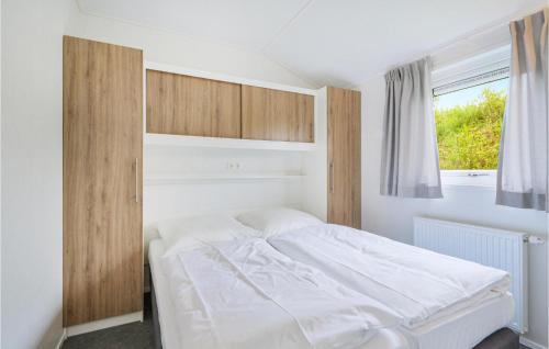 Cama blanca en habitación con ventana en Stunning Home In Ssel With Wifi en Süsel