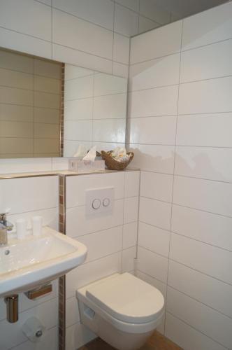ห้องน้ำของ Bio-Weingut, Gästehaus und Kräuterhof