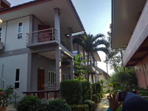 une personne prenant une photo d'un bâtiment dans l'établissement Tamarind Twin Resort, à Ko Lanta