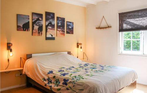 una camera con un letto e alcune immagini sul muro di Huiske Oan T Bos a Lage Mierde