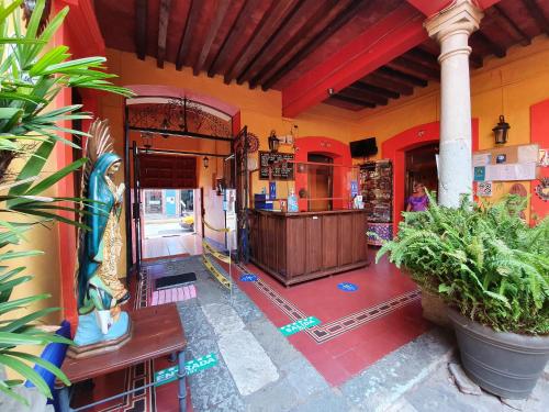 uma vista exterior de um edifício com plantas no solo em Hotel Posada del Centro em Oaxaca de Juárez