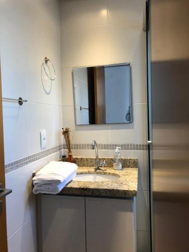 a bathroom with a sink and a mirror at Apartamento Perfeito Casemiro, 199 - RETIRADA DAS CHAVES MEDIANTE AGENDAMENTO COM UMA HORA DE ANTECEDÊNCIA COM ANDREIA OU LUIS in Porto Alegre