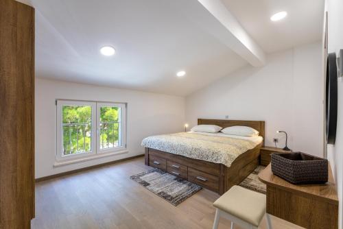 ein Schlafzimmer mit einem Bett und einem Fenster in der Unterkunft The View in Crikvenica