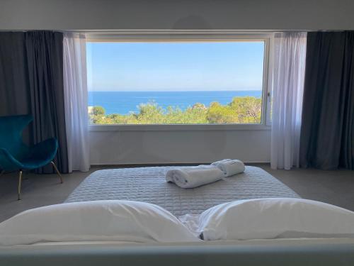 sypialnia z łóżkiem i dużym oknem w obiekcie Il Mare di Giù Boutique Guesthouse w mieście Licata