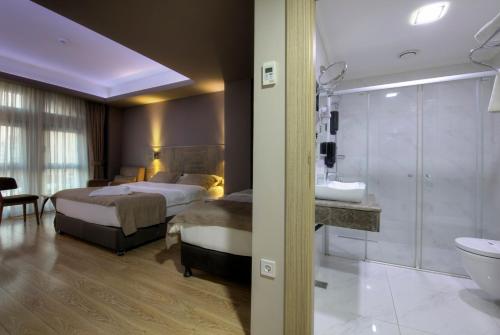 Ένα ή περισσότερα κρεβάτια σε δωμάτιο στο Arus Hotel