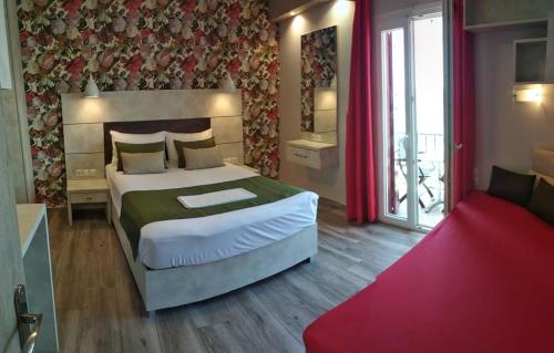 um quarto com uma cama grande e uma janela grande em Apartment Toula em Petra