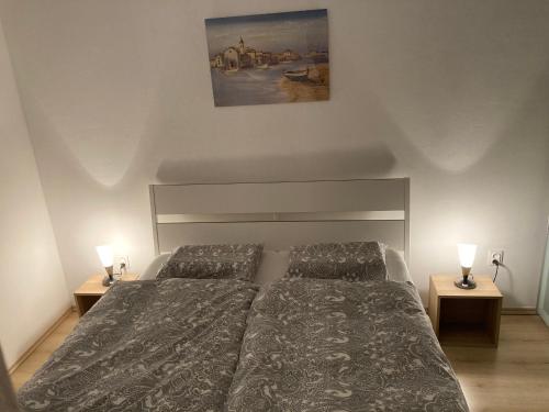 ein Schlafzimmer mit 2 Betten und 2 Lampen an Tischen in der Unterkunft Patrik Apartment Šamorín in Šamorín