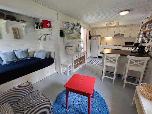 mały pokój z łóżkiem i małą kuchnią w obiekcie Villa Kesäranta w mieście Jämsä
