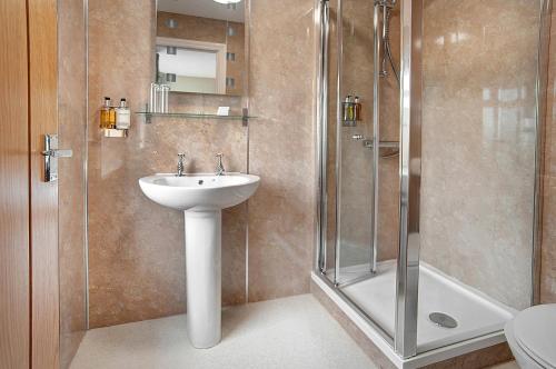 A bathroom at The Twice Brewed Inn 