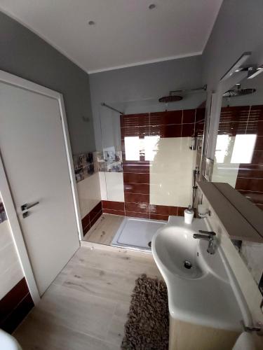a bathroom with a shower and a toilet and a sink at Le stanze di Dalia in Crotone