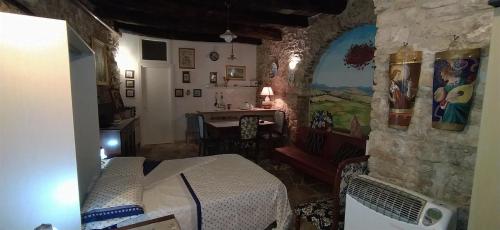 Habitación con mesa y comedor. en La Bomboniera di Hanac, en Pietrelcina