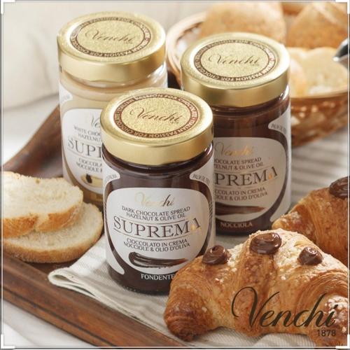 a tray with three jars of peanut butter and bread at Le stanze di Dalia in Crotone