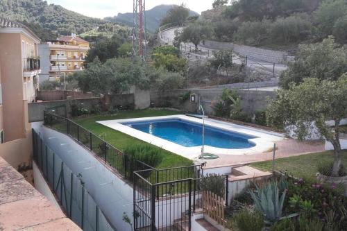 una piscina en el patio de una casa en Acogedor duplex a 15min de Marbella, en Monda