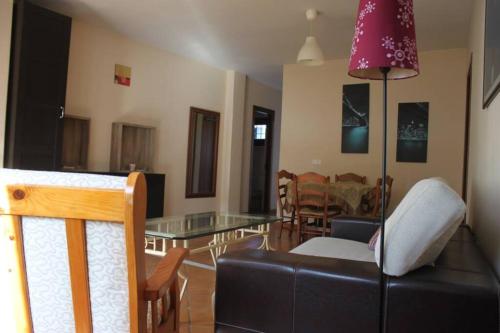 蒙達的住宿－Acogedor duplex a 15min de Marbella，带沙发和玻璃桌的客厅