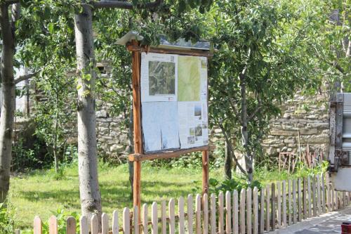 a sign in the grass next to a fence at Guest House Sabriu in Rabdisht