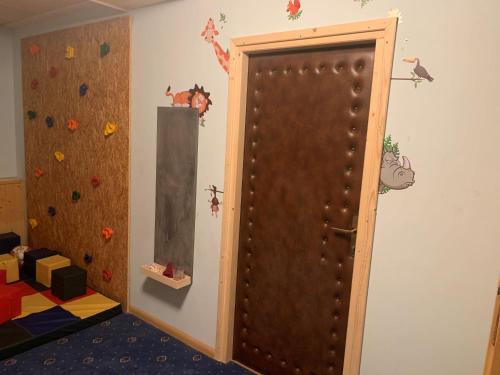a room with a door and a climbing wall at Residence Garni Stella in San Vigilio Di Marebbe