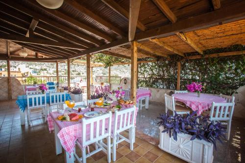 un comedor con mesas y sillas rosas y azules en Papermoon Hotel & Apartments, en Kalkan