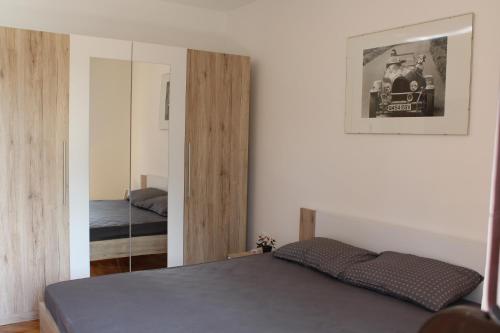 弗爾沙茨的住宿－M apartment，一间卧室配有一张床和镜子