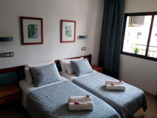 - 2 lits dans une chambre avec des draps bleus et blancs dans l'établissement APARTAMENTO RONDA 4 BOLICHES Primera línea de playa, à Fuengirola