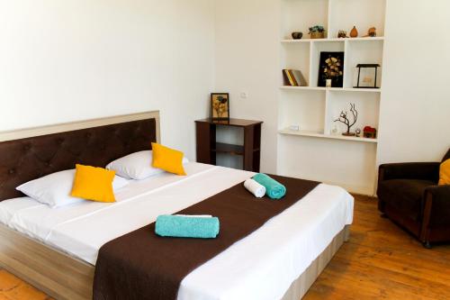 ein Schlafzimmer mit einem großen Bett mit zwei Handtüchern darauf in der Unterkunft Apartment Sunrise in Sighnaghi