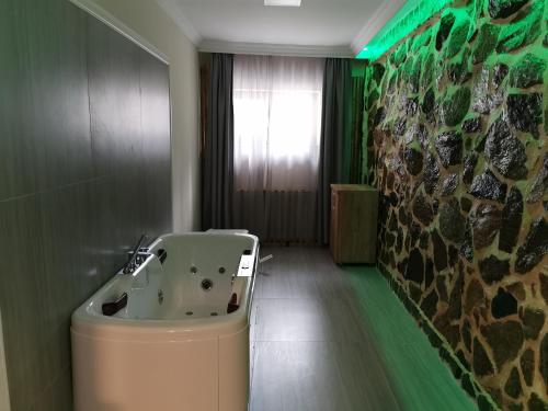 Ванная комната в Pensiunea JOJO Imperial Resort&Spa