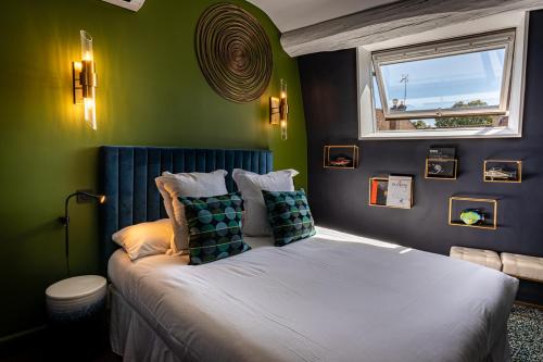 Hôtel - Restaurant Le Globe في مورسول: غرفة نوم بها سرير وبجدران خضراء ونافذة