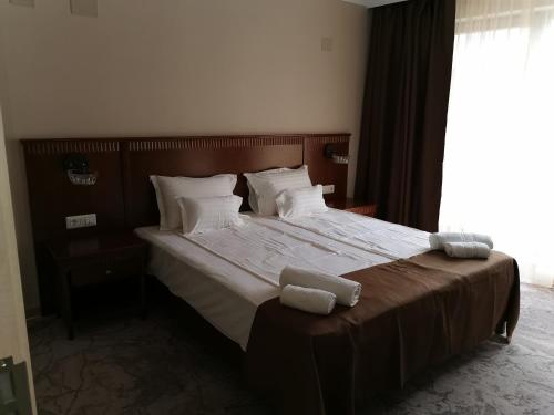 En eller flere senge i et værelse på Pensiunea JOJO Imperial Resort&Spa