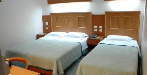 Tempat tidur dalam kamar di Katerina Hotel