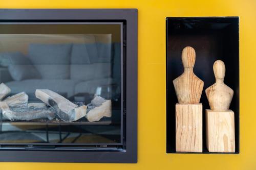 a couple of wooden figurines sitting next to a microwave at HARAS DE BARRY in Sainghin-en-Mélantois