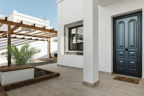 a house with a blue door and a courtyard at Villa Flamboyan in Yaiza