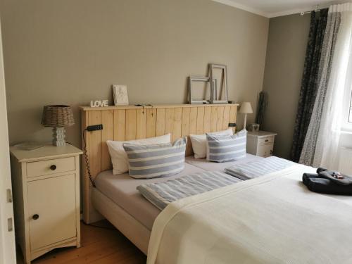 - une chambre avec 2 lits dotés d'oreillers bleus et blancs dans l'établissement Ferienwohnung "No. 70", à Stadthagen