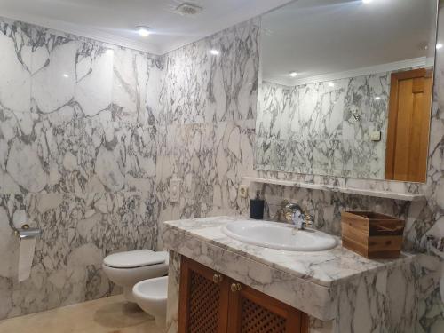 une salle de bain avec un lavabo et des toilettes dans l'établissement Duplex Anfi Topaz, à Mogán