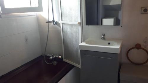 La petite salle de bains est pourvue d'un lavabo et d'un miroir. dans l'établissement Les Bergians, à Beuil
