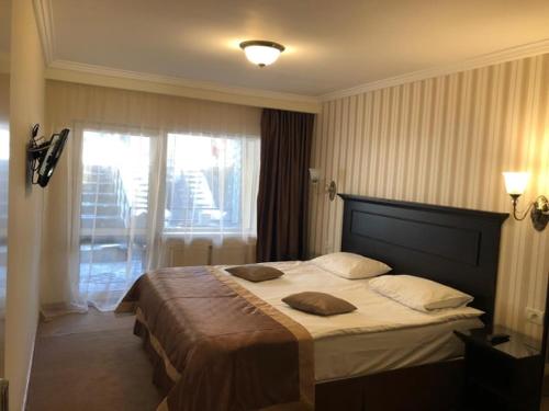 Un pat sau paturi într-o cameră la Complex Mona Caraiman