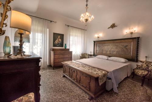 ベッルーノにあるVilla Francesconのベッドルーム(大型ベッド1台、ドレッサー付)