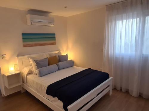 a bedroom with a bed and a window at Marina Habanera in Almuñécar