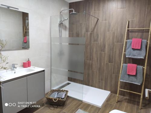 a bathroom with a shower and a sink at Varandas do Basalto in Queimada