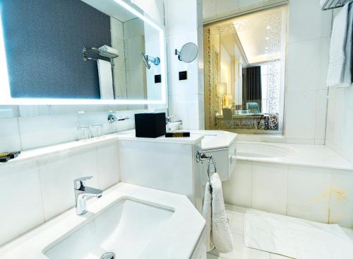 Bilik mandi di Iridium Hotel