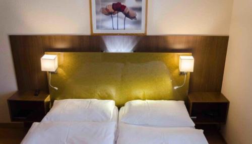 Postel nebo postele na pokoji v ubytování Zys Hotel