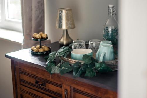 une table avec des vases et une lampe sur elle dans l'établissement Wings Creek Ranch B&B, à Zutendaal