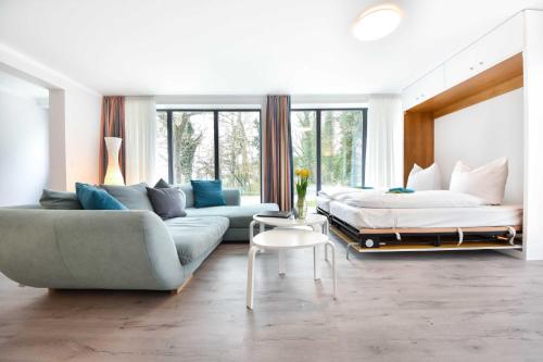 salon z kanapą i łóżkiem w obiekcie Villa Grenzschlösschen 01 w mieście Ahlbeck