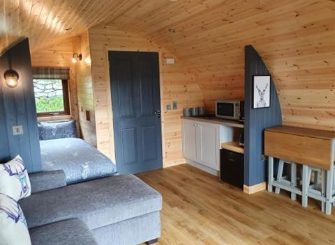 A kitchen or kitchenette at Ben Loyal Hotel 