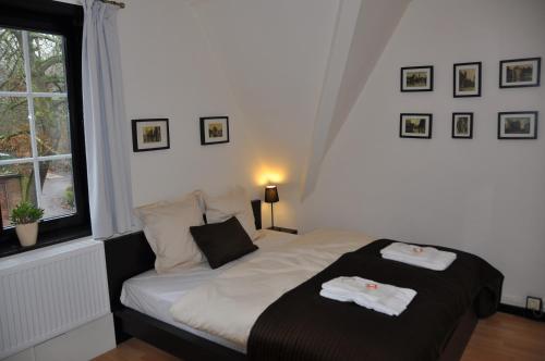 - une chambre avec un lit et 2 serviettes dans l'établissement Hotel 'T Bagientje, à Bruges