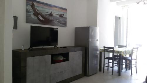 Televízia a/alebo spoločenská miestnosť v ubytovaní Mio & Tuyo Casa Vacanze