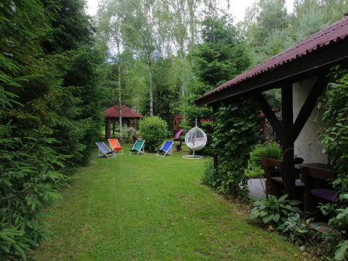 a group of chairs sitting in a yard at Mazurskidom Zaścianek in Świętajno