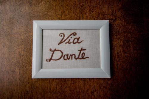 a picture frame with the words vida dana on a wall at Hotel Porta Marmorea in Gubbio